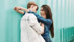 Woran du erkennst, dass er verliebt ist: Die wichtigsten Anzeichen eines emotional nicht verfügbaren Mannes