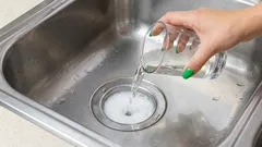 Essig und Natron sind nicht nötig: Diese Methode mit einem Glas Wasser beseitigt jede Verstopfung